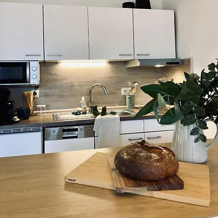 Modernes Apartment Mit Balkon & Highspeed-Wlan 아파트